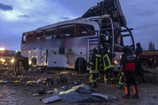 Yolcu otobüsü devrildi: 6 ölü