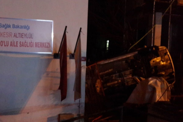 Otomobil sağlık ocağına girdi