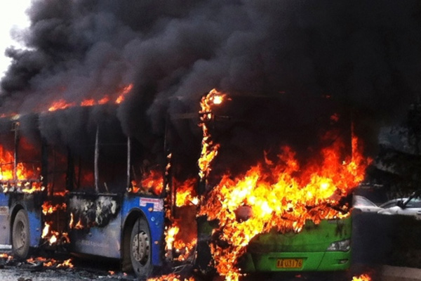 Çin'de halk otobüsü yandı: 14 ölü