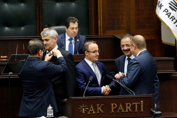 AK Parti’ye geçtiler: Rozetleri Davutoğlu taktı