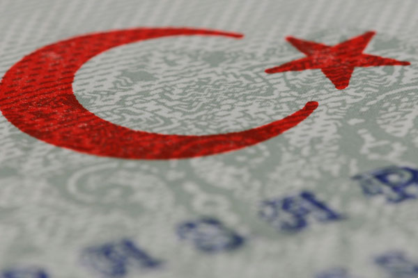 Pasaport harçları yarı yarıya indi