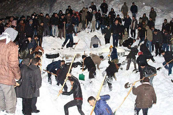 Van'da minibüsün üzerine çığ düştü