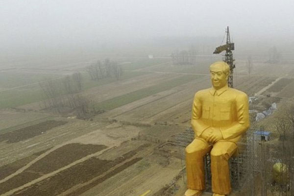 Çinli işadamlarından Mao heykeli