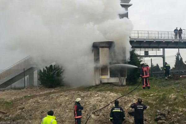 Metrobüs durağı yanında trafo patladı