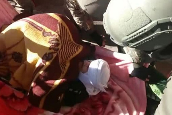 Yaşlı kadını askerler tahliye etti