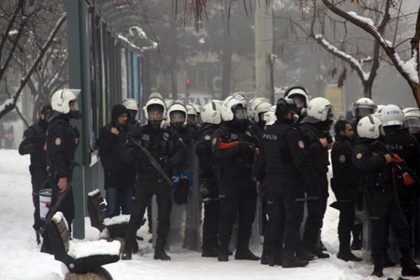 Diyarbakır’da izinsiz gösteriye polis müdahalesi