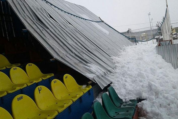 Kar nedeniyle tribün çatısı çöktü