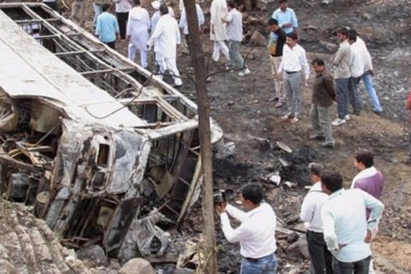 Hindistan'da otobüs kazası: 13 ölü