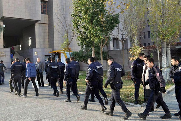 İzmir'de 'Paralel Yapı' operasyonu