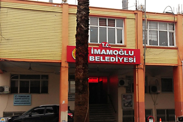 Adana'da belediye binasına silahlı saldırı