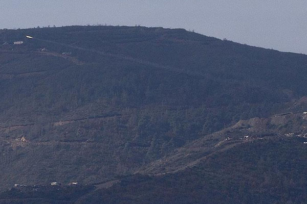 Esed güçleri stratejik tepeyi ele geçirdi