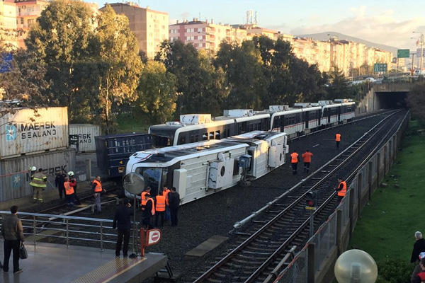 İzmir'de metro kazası
