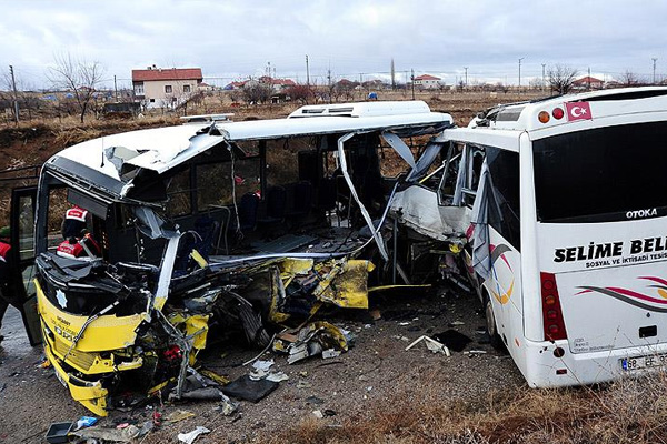 Aksaray'da minibüsler çarpıştı: 2 ölü