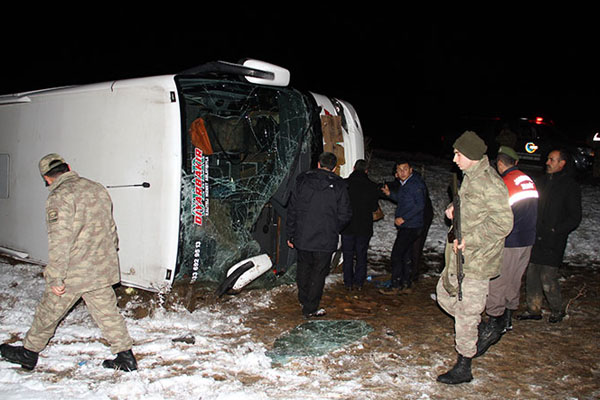 Elazığ'da otobüs devrildi: 26 yaralı