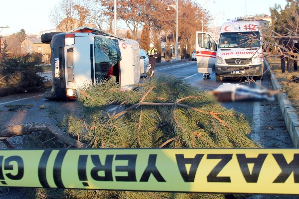 İşçi servisi kaza yaptı: 2 ölü