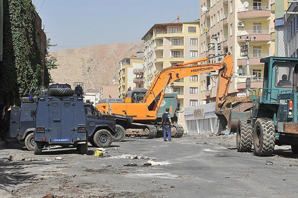 Diyarbakır'da belediyelerin iş makinelerine el konuldu