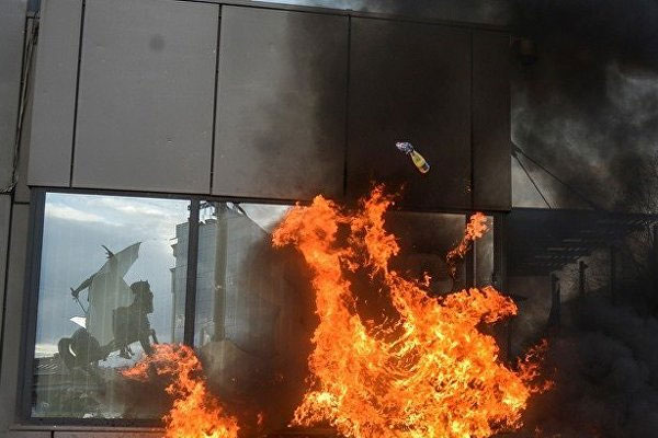 Hükümet binası ateşe verildi