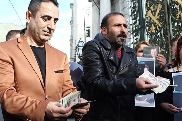 İstiklal Caddesi'nde dolar dağıttı