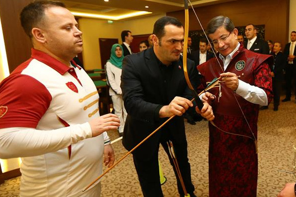 Başbakan Davutoğlu özel etkinlikte ok attı