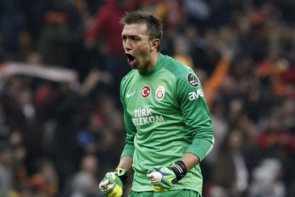 Muslera kalmak istiyor