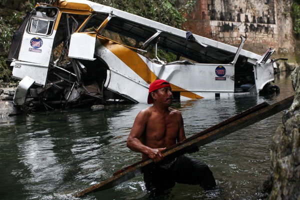 Takım otobüsü köprüden uçtu: 20 ölü