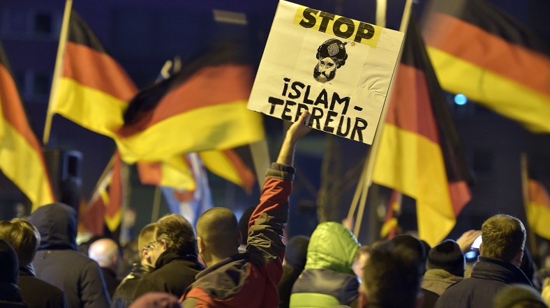 Almanya'da 372 aşırı sağcı aranıyor