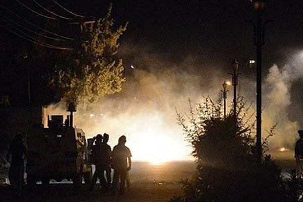 Polis aracına bombalı saldırı