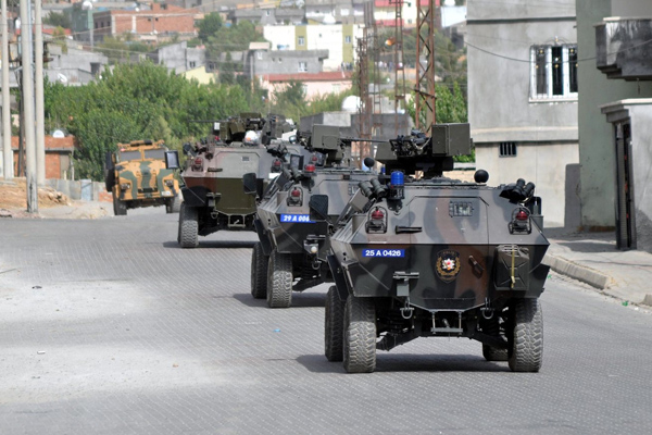 Zırhlı aracının geçişi sırasında patlama