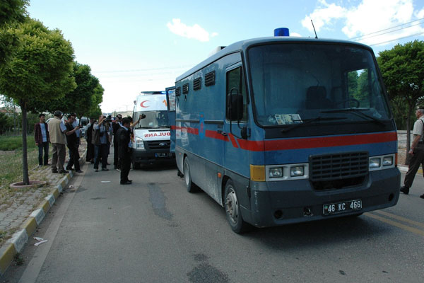 Mahkumlar kırmızı ışıkta firar etti