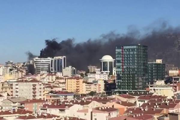 Maltepe'de iş merkezinde yangın