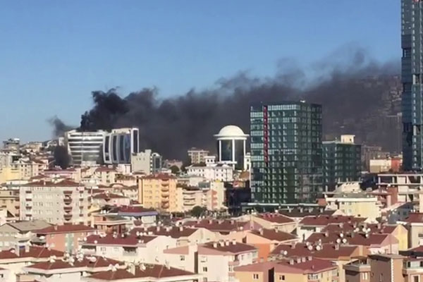 Maltepe'de iş merkezinde yangın