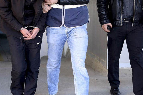 Polise molotofkokteyli atan 5 kişi tutuklandı