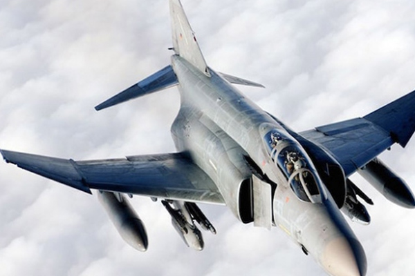 İran'da savaş uçağı düştü