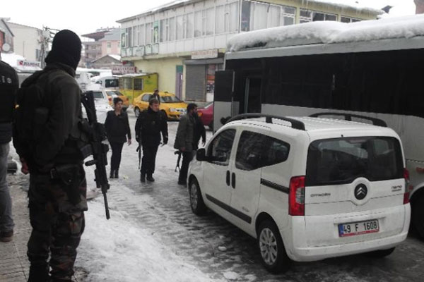 Muş'ta HDP ve BDP binalarına operasyon