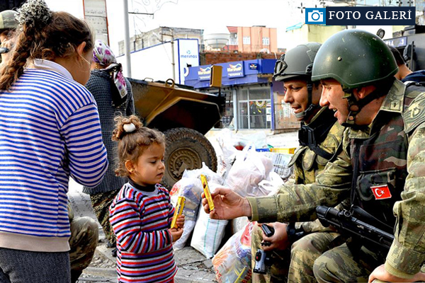 Silopi'de vatandaşlara gıda malzemesi dağıtıldı