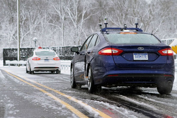 Ford sürücüsüz arabaları test etti