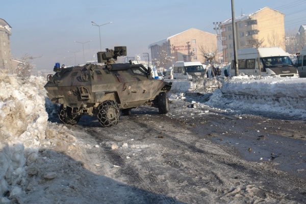 Polis aracının geçişinde patlama