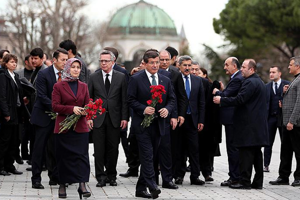 Davutoğlu saldırının gerçekleştiği yere karanfil bıraktı