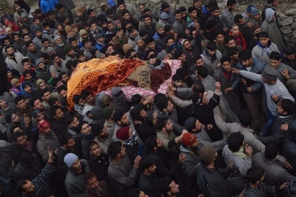 Keşmirli komutanı binlerce Müslüman uğurladı