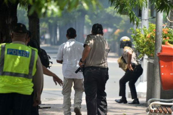 Endonezya'da patlamalar ve çatışma