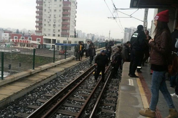 Metro bozulunca raylardan yürüdüler