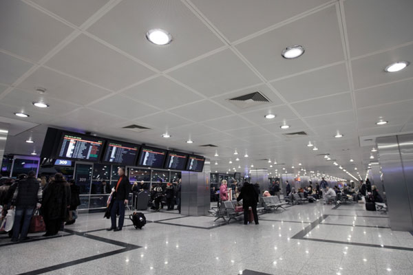 Havalimanında sahte polis yakalandı