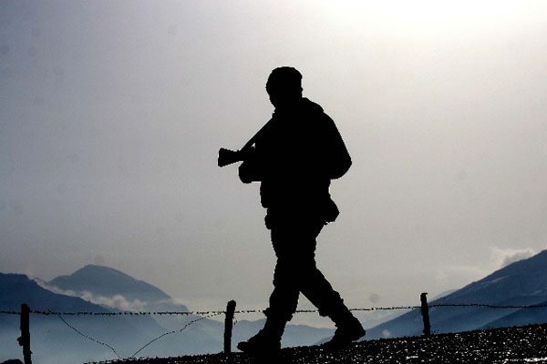 Sur’da 3 asker yaralandı