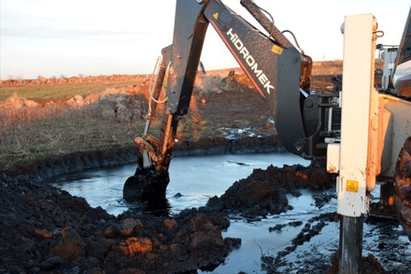 Tarladan petrol fışkırdı