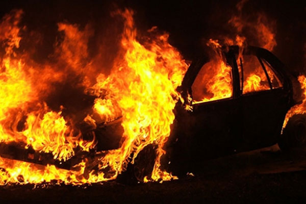 Fatih'te 3 araç kundaklandı