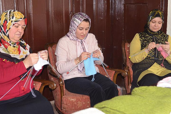 Ev hanımları savaşın çoçukları için 'örüyor'