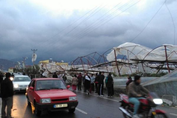 Hortum Antalya'yı yıktı geçti