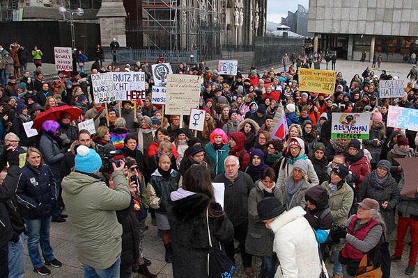 Köln'de 'taciz' protestosu