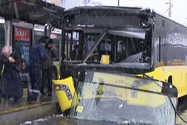 Metrobüs kaza yaptı: 5 yaralı