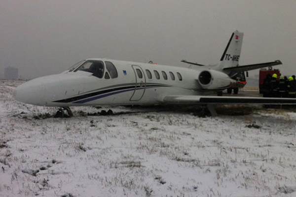 Atatürk Havalimanı'nda jet pistten çıktı